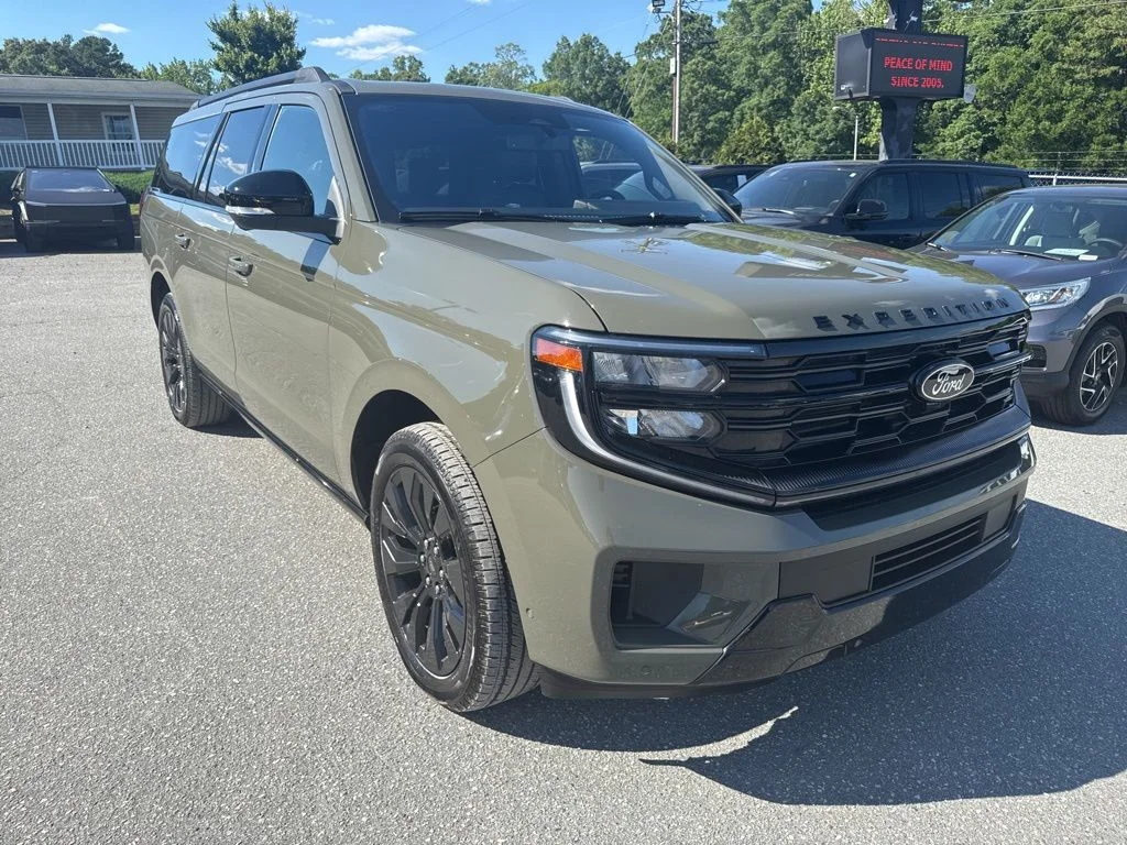 Used 2025 Green Ford Platinum image 2