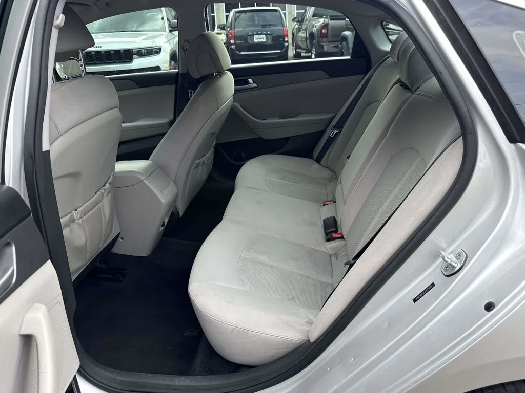 Used 2015 Silver Hyundai SE image 14