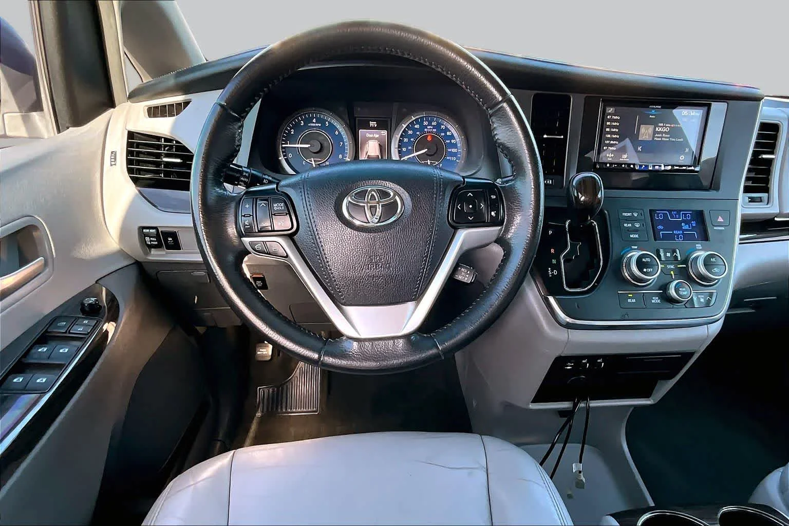 Used 2017 Silver Sky Metallic Toyota XLE Auto Access Seat image 5