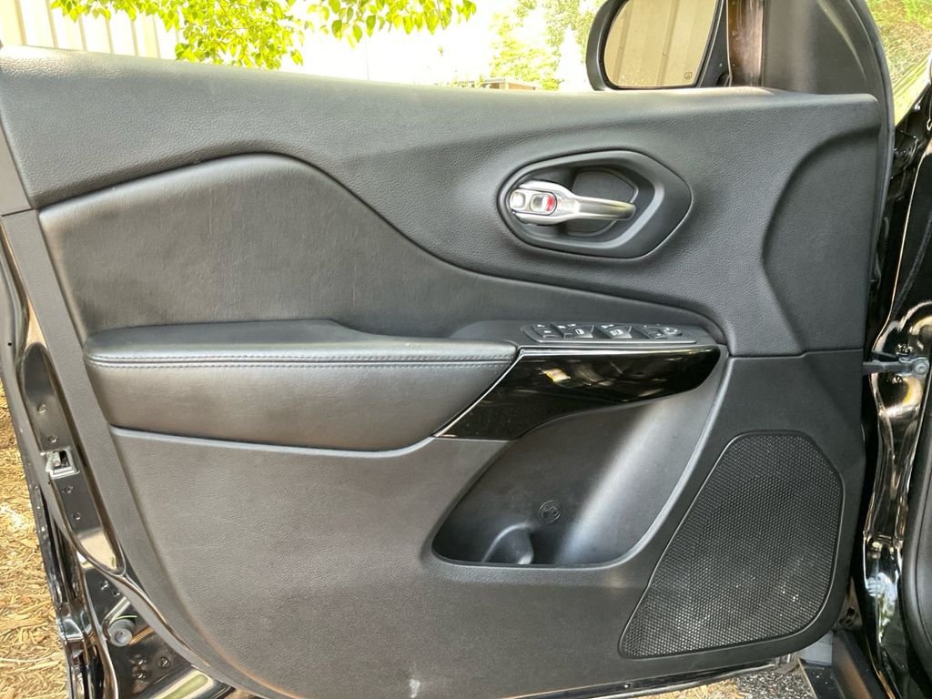 Used 2019 Black Jeep Latitude Plus image 32