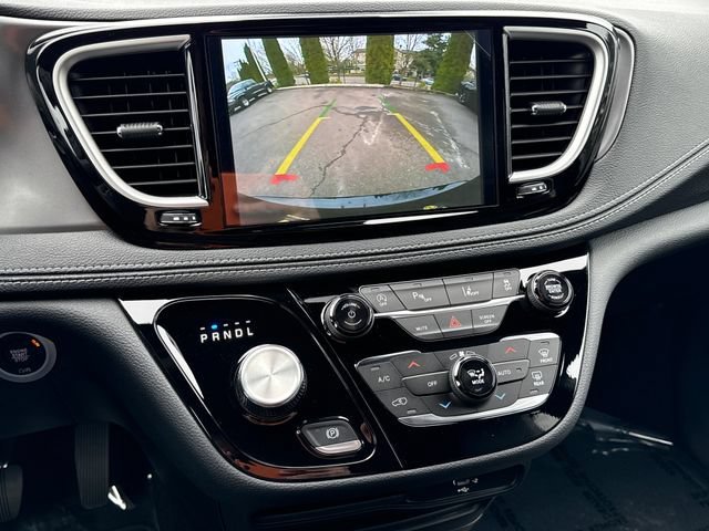 New 2026 Diamond Black Crystal Pearl-Coat Exterior Paint Chrysler Select image 30