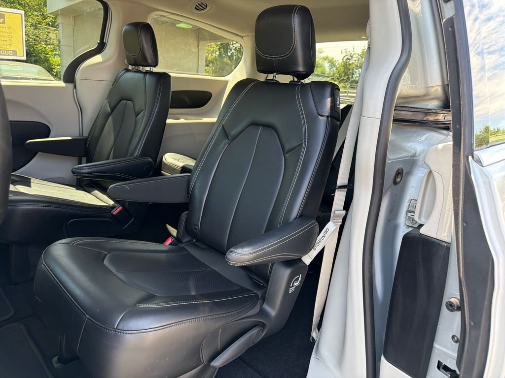 Used 2024 Silver Chrysler Touring L image 10