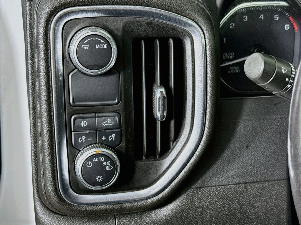 Used 2022 SUMMIT WHITE GMC Elevation image 10