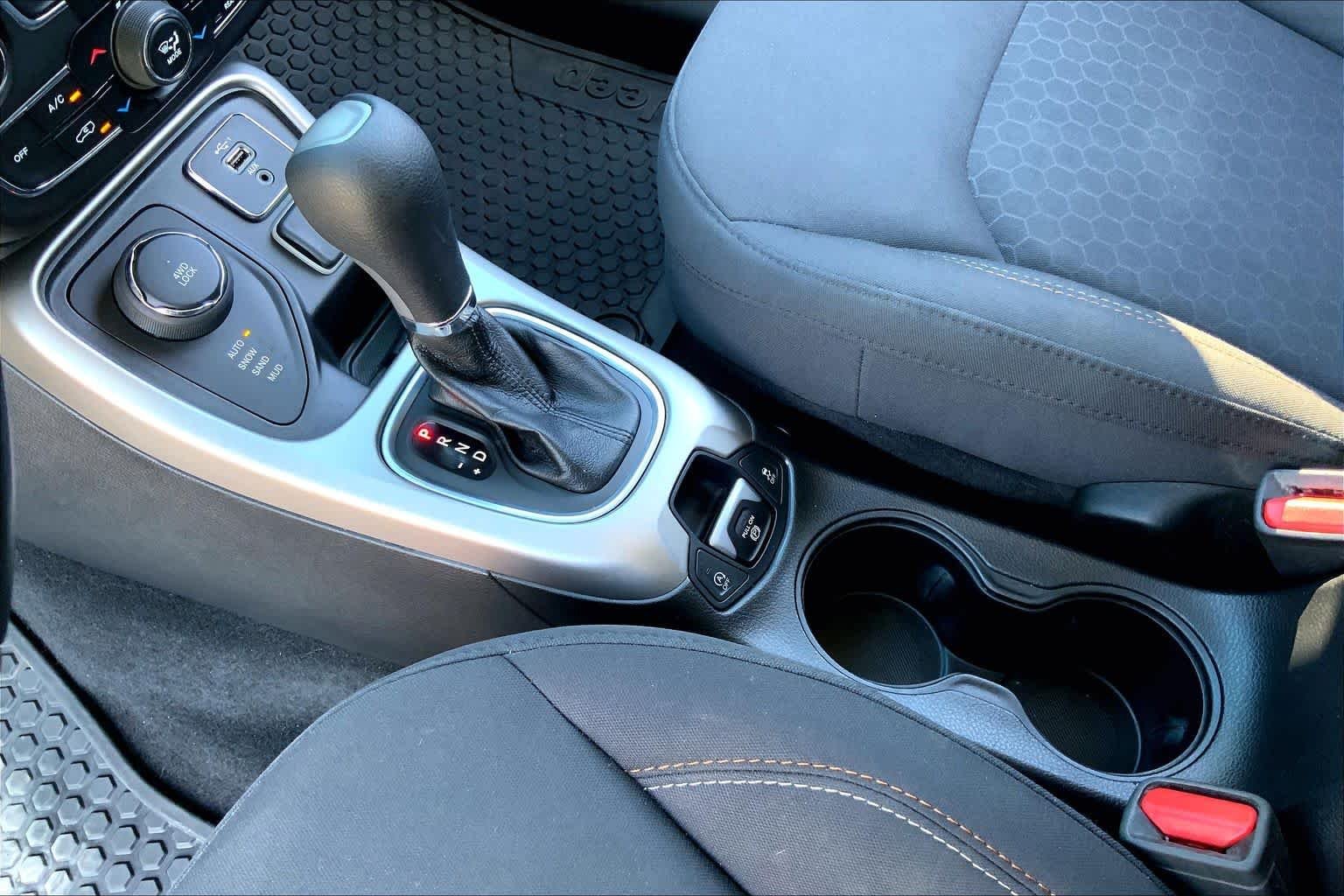 Used 2019 Redline Pearlcoat Jeep Sport image 17
