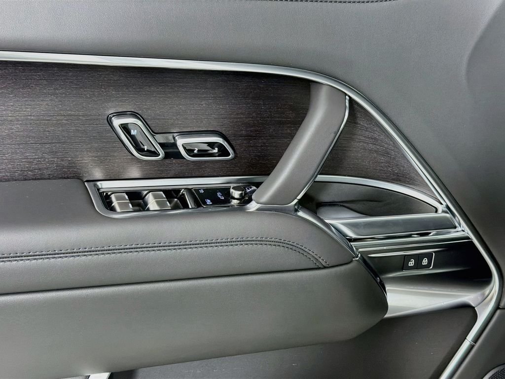 New 2027 Fuji White Land Rover SE image 18