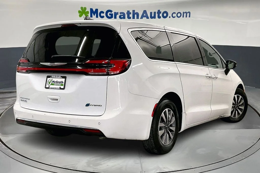 Used 2024 White Chrysler Select image 17