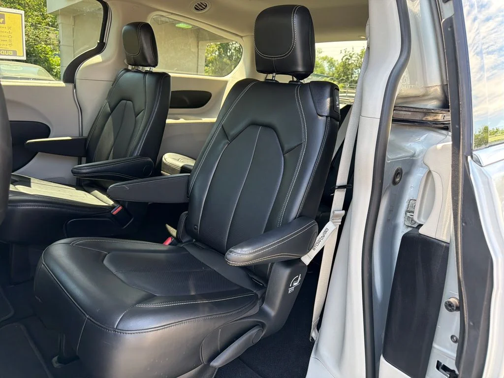 Used 2024 Silver Chrysler Touring L image 10