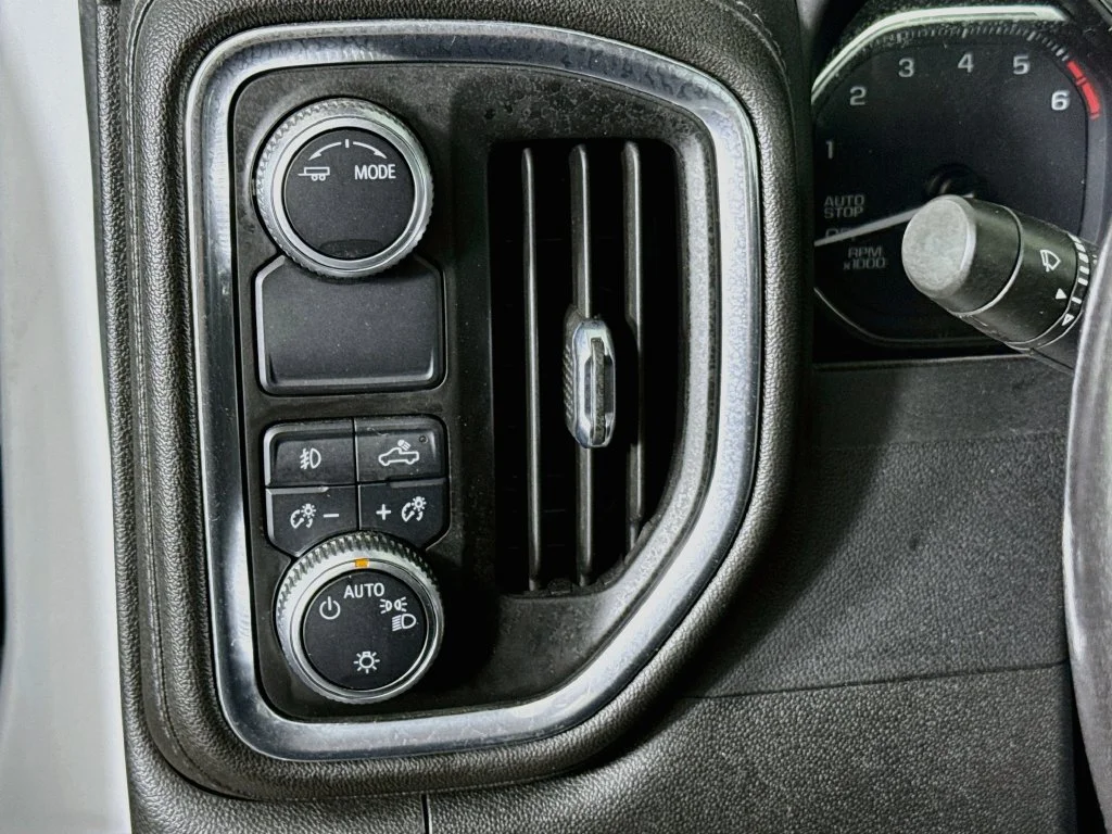 Used 2022 White GMC Elevation image 10