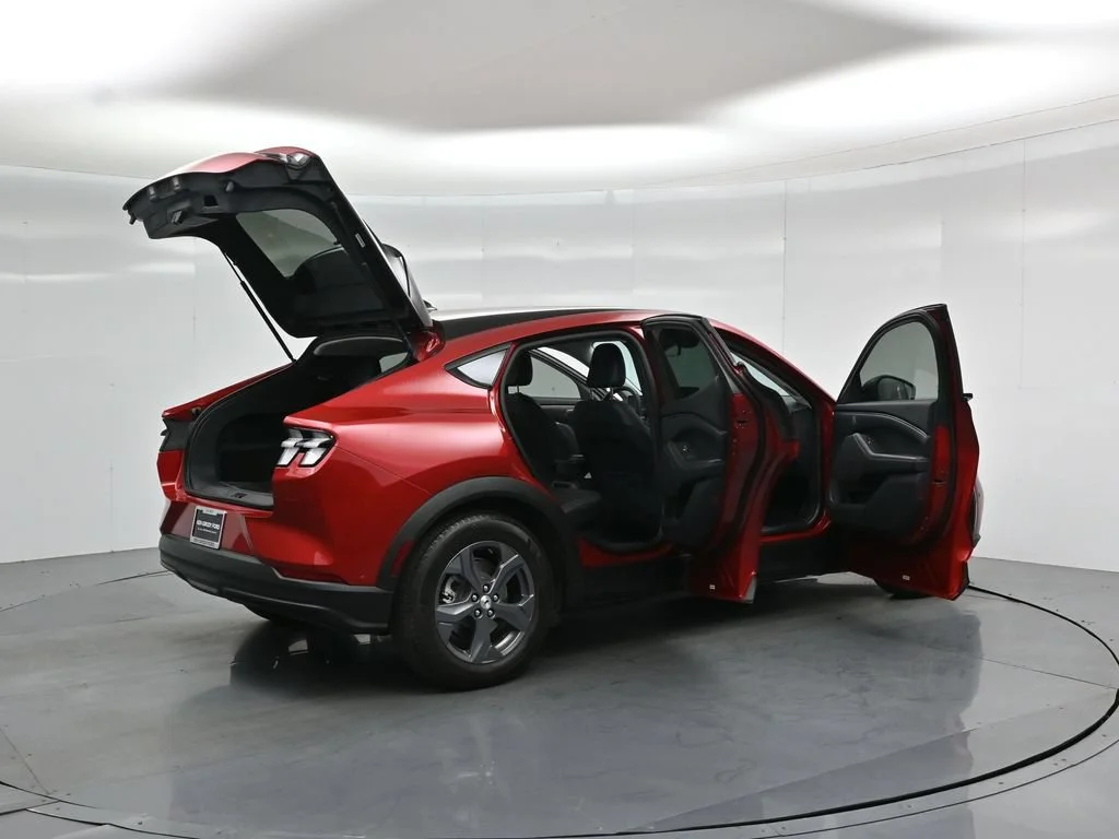 Used 2023 Red Ford Select image 6