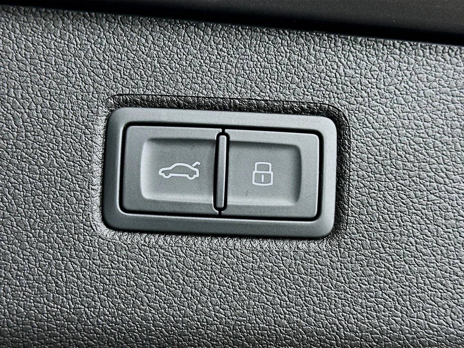 Used 2023 Silver Bentley  image 44