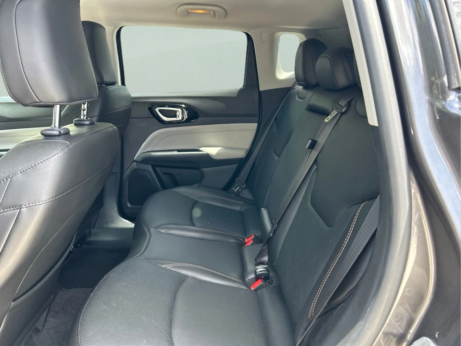 Used 2022 Crystal Metallic Jeep Limited image 10