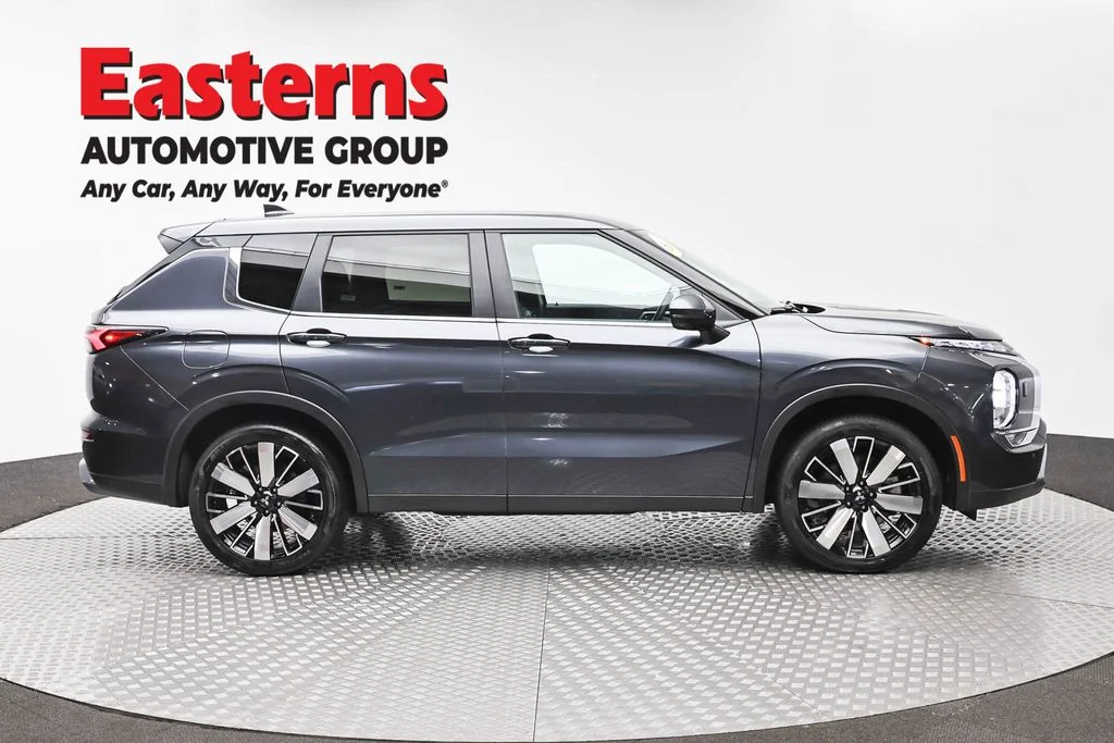 Used 2025 Gray Mitsubishi SE image 4