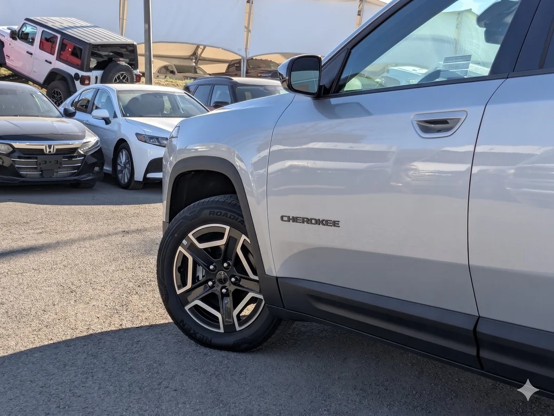 New 2026 Silver Jeep Laredo - - 4x4 - 1.6L Turbo Hybrid - Uconnect 5 w/ 12.3 Screen & More! image 9