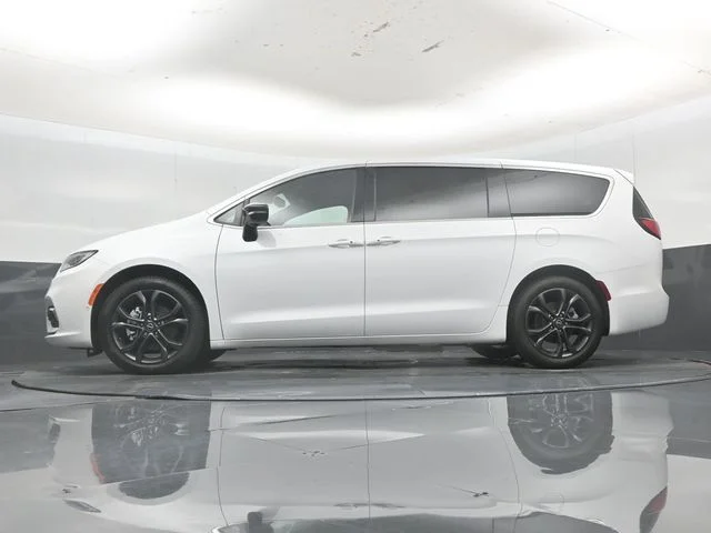 New 2026 Bright White Clear-Coat Exterior Paint Chrysler Limited image 49