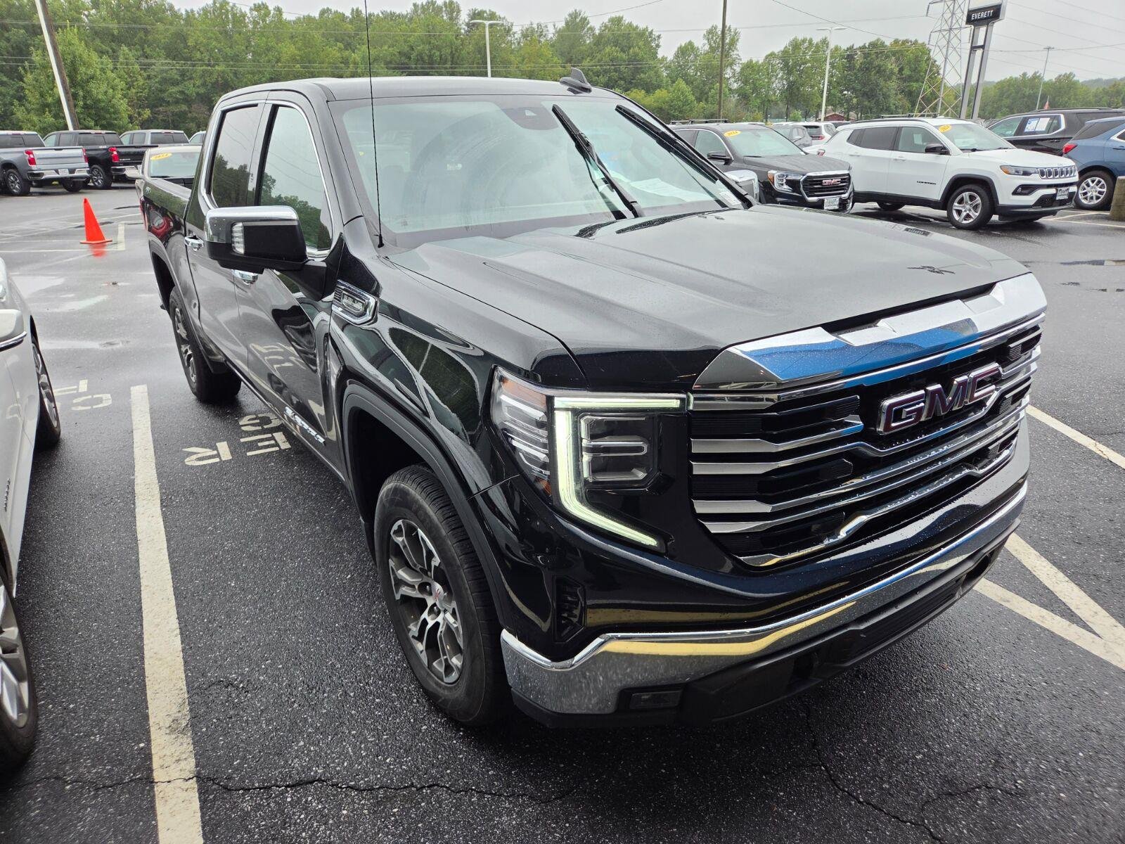 Used 2025 Onyx Black GMC SLT image 3