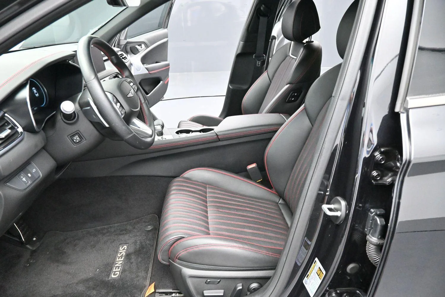 Used 2025 Vik Black Genesis 3.3T Sport Advanced image 13