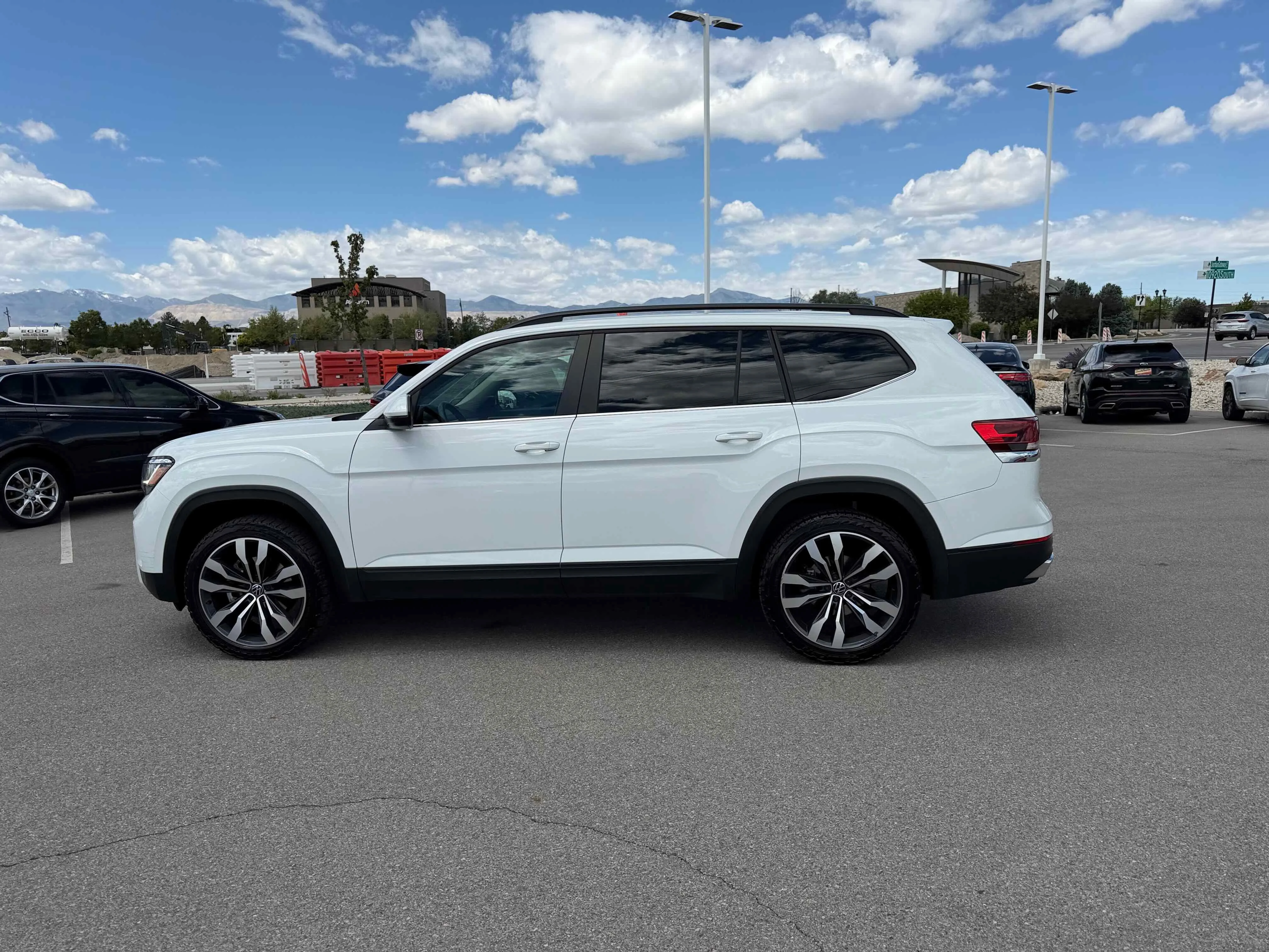Used 2022 White Volkswagen 3.6L V6 SE w/Technology image 2