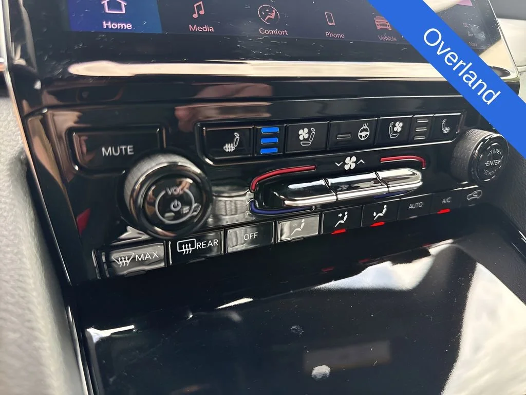 Used 2025  Jeep Overland image 34
