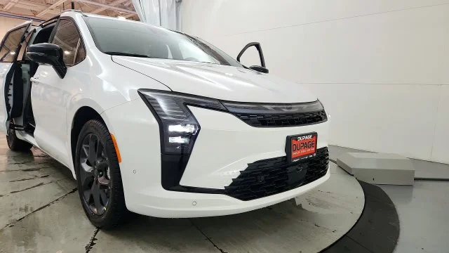 New 2027 Bright White Clear-Coat Paint Chrysler Limited image 28