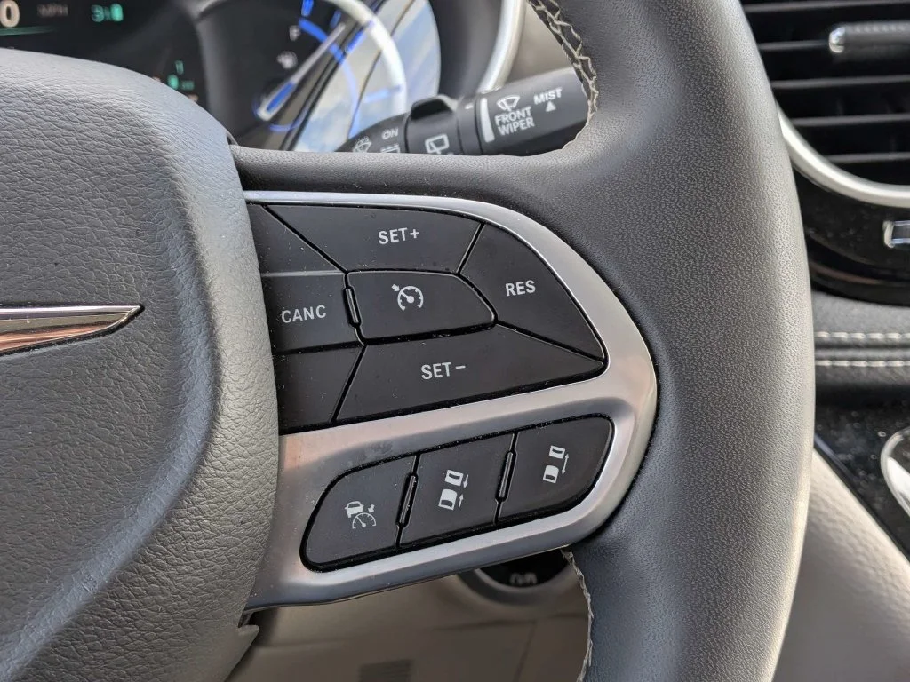 Used 2023 Silver Chrysler Touring L image 17