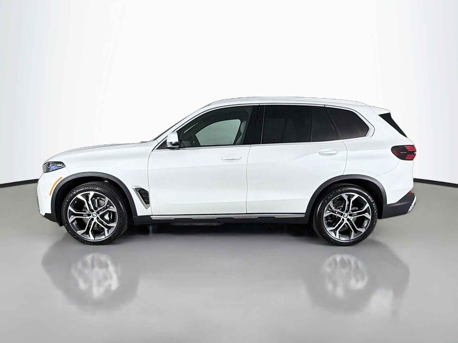 Used 2026 Mineral White Metallic BMW sDrive40i image 4
