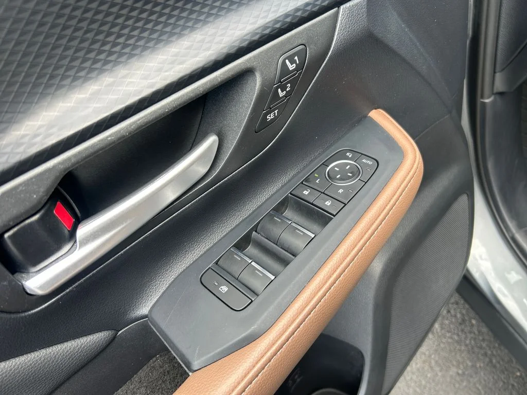 Certified Used 2025  Toyota MAX Platinum image 19