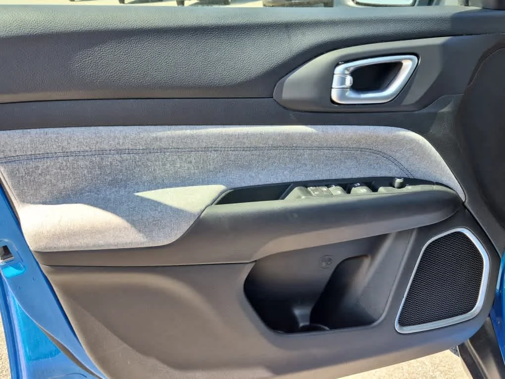 Used 2022 Laser Blue Pearlcoat Jeep Latitude image 10