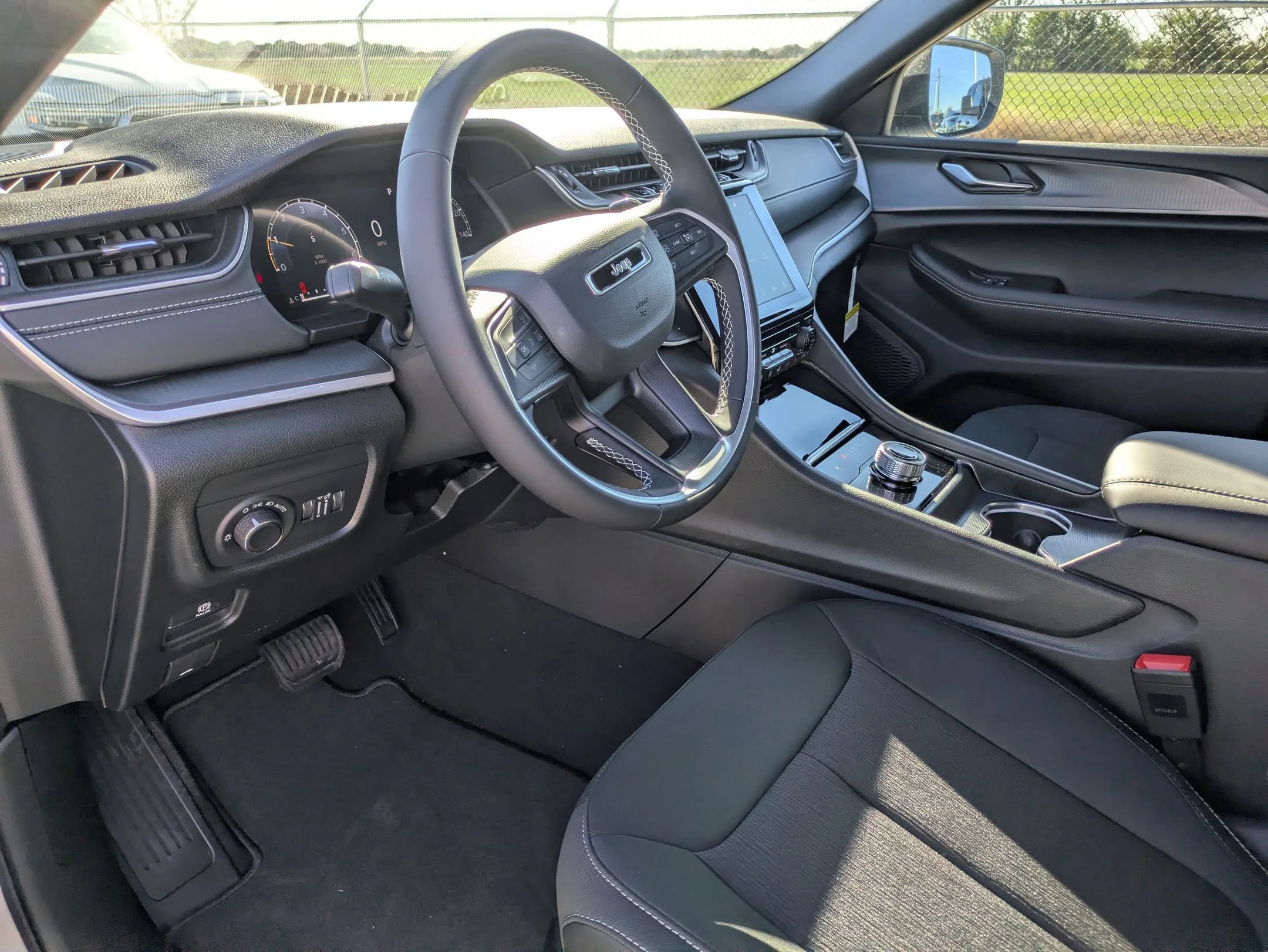 New 2025 Silver Zynith Exterior Paint Jeep Laredo X image 9