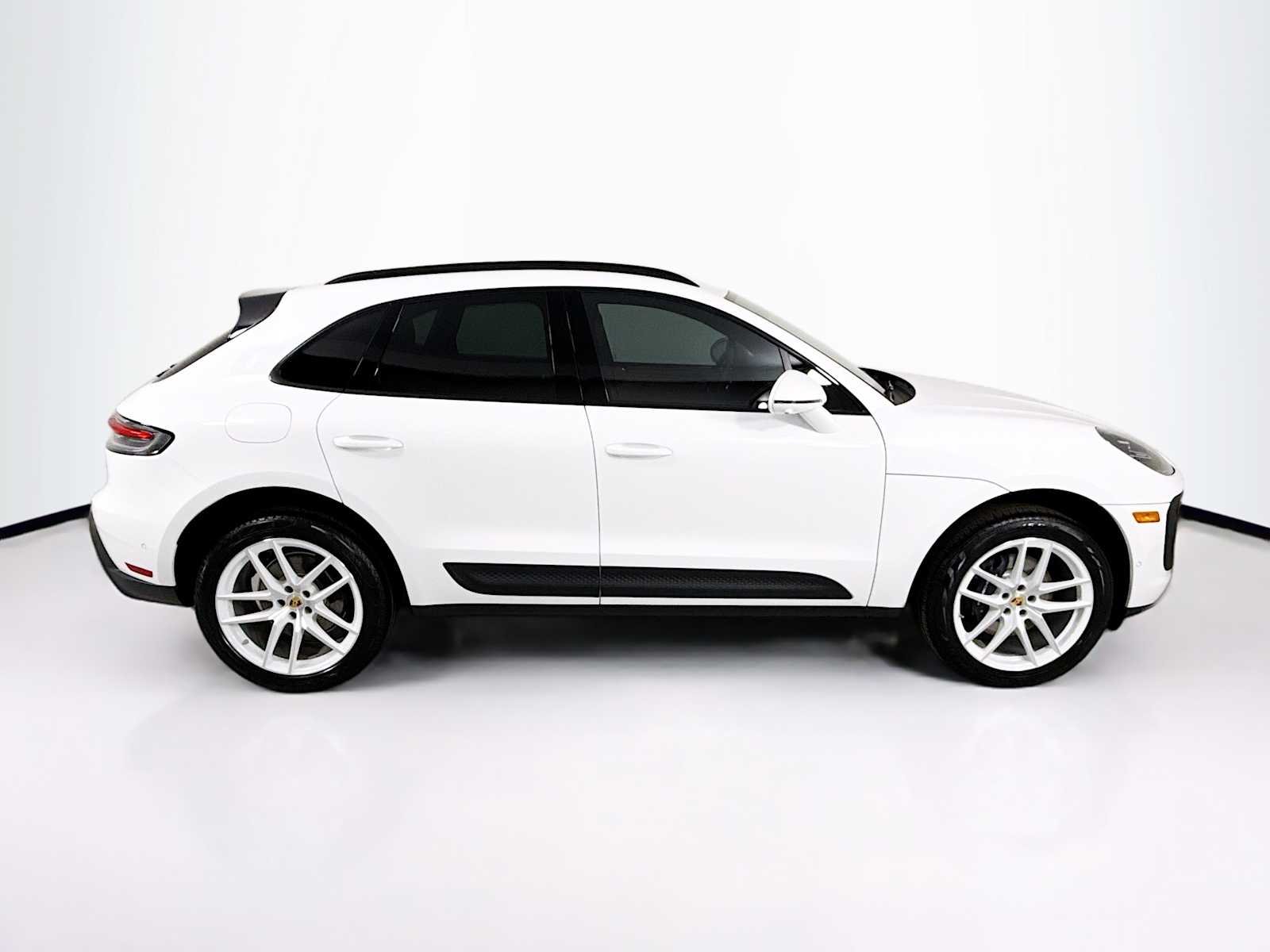 2026 Porsche Macan T - Photo 8