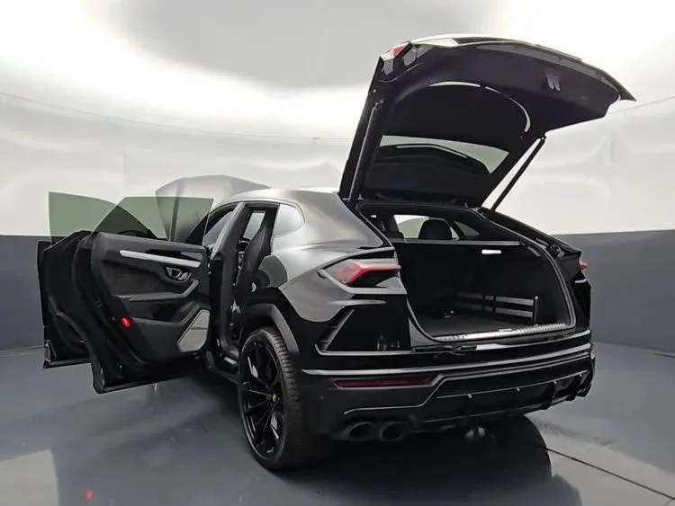 Used 2022  Lamborghini Sport Utility 4D image 18