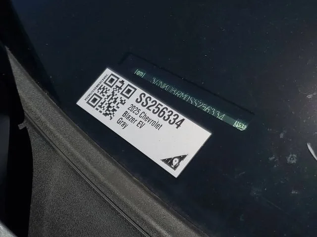New 2025 Sterling Gray Metallic Chevrolet LT image 27