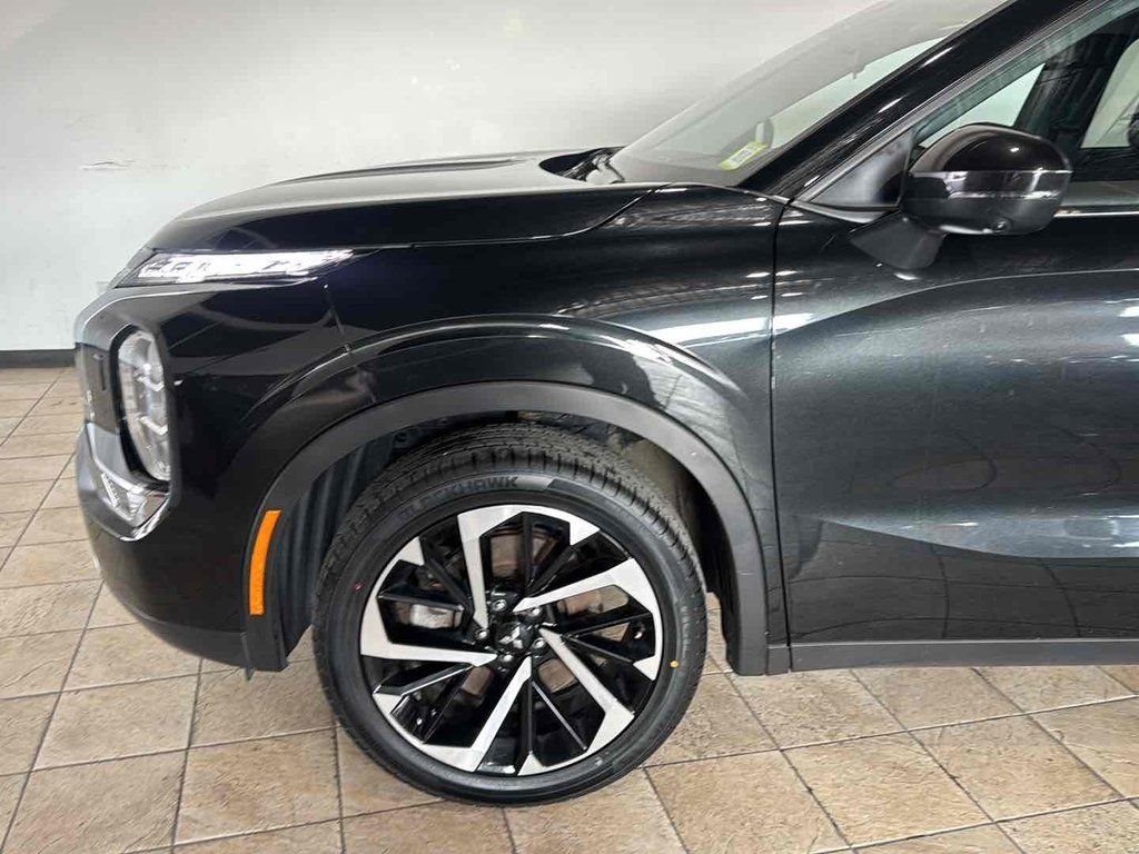 Used 2024 Black Mitsubishi SE Black Edition image 8