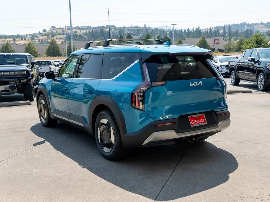 New 2026 Ocean Blue Kia Wind AWD image 5