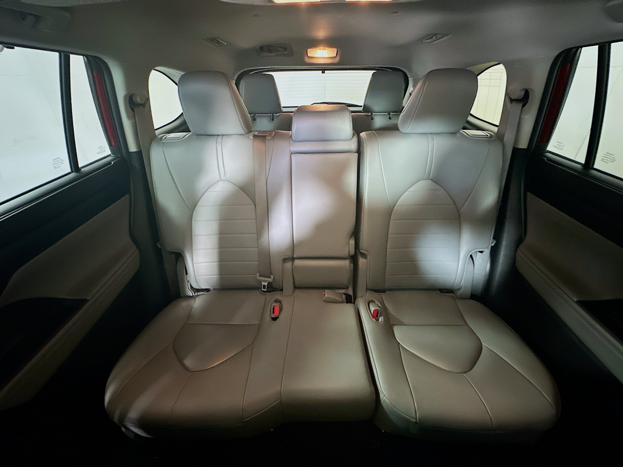 Used 2025 Pearl Toyota Hybrid XLE image 30