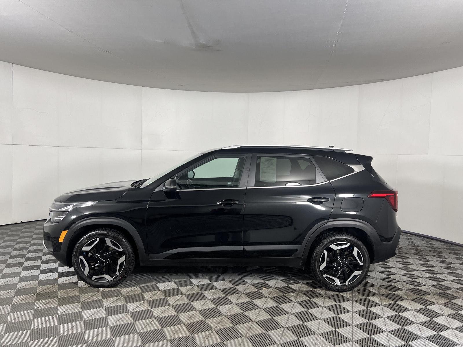 Used 2024 Fusion Black Kia SX image 6
