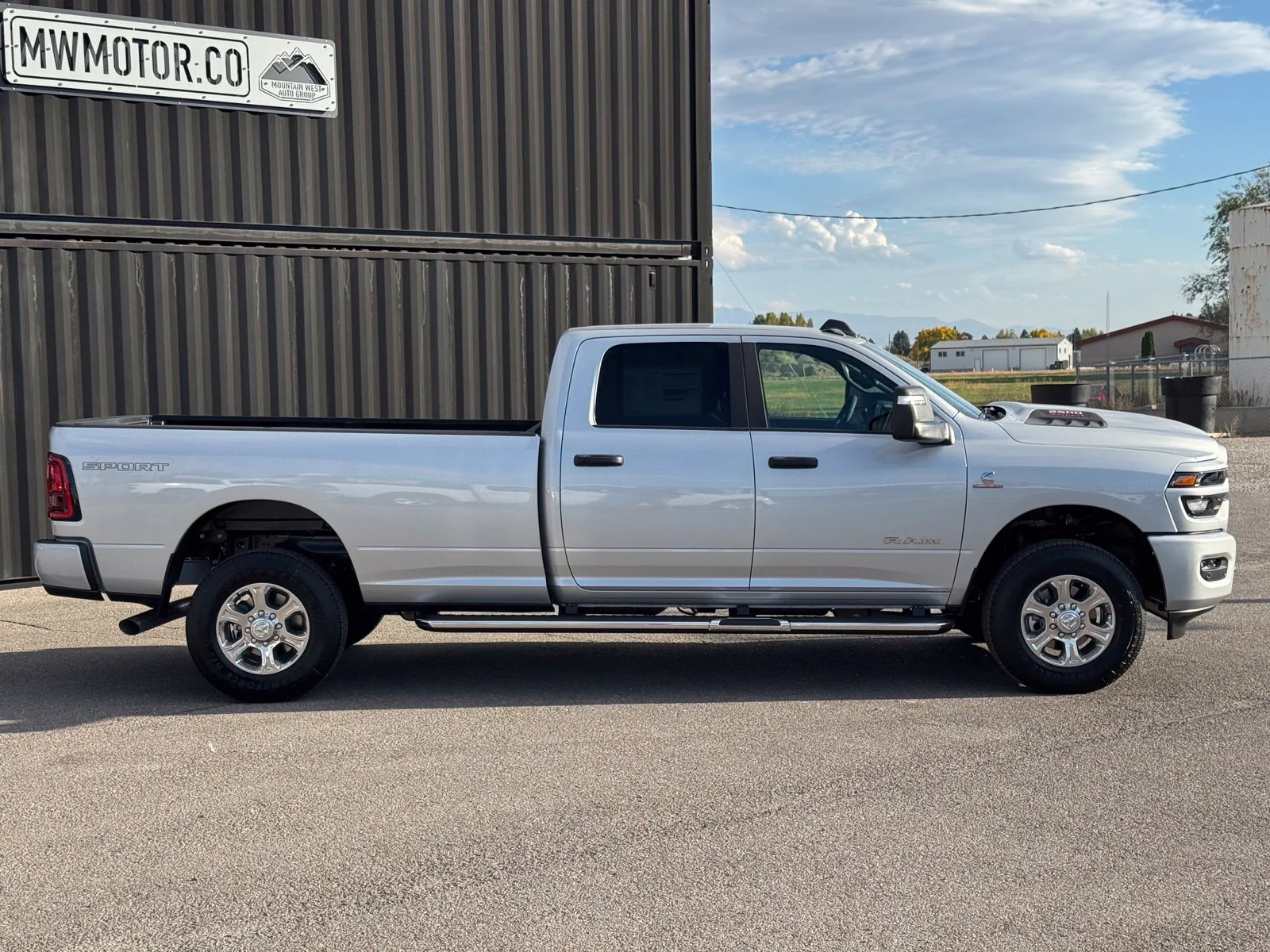 New 2027 Silver-Zynith Exterior Paint RAM Big Horn image 5