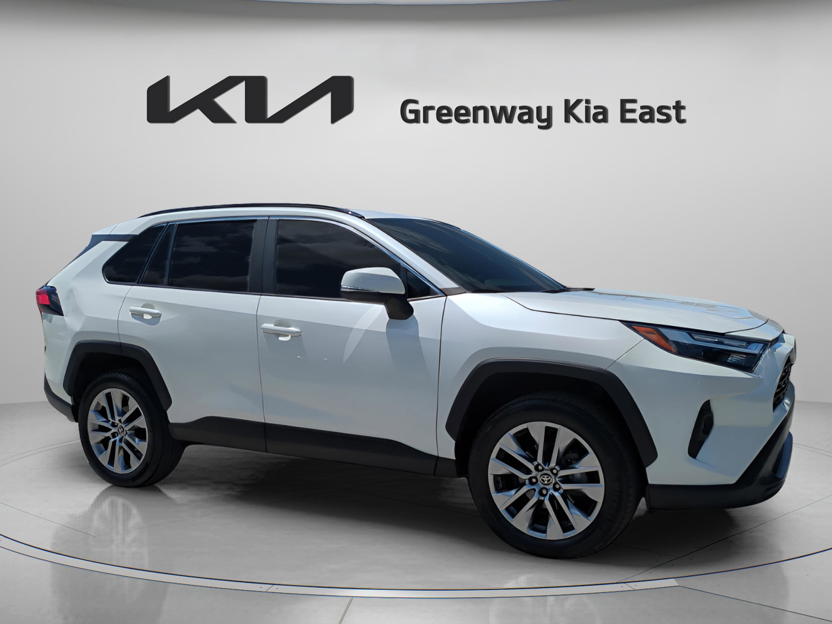 Used 2022 Blizzard Pearl Toyota XLE Premium image 3