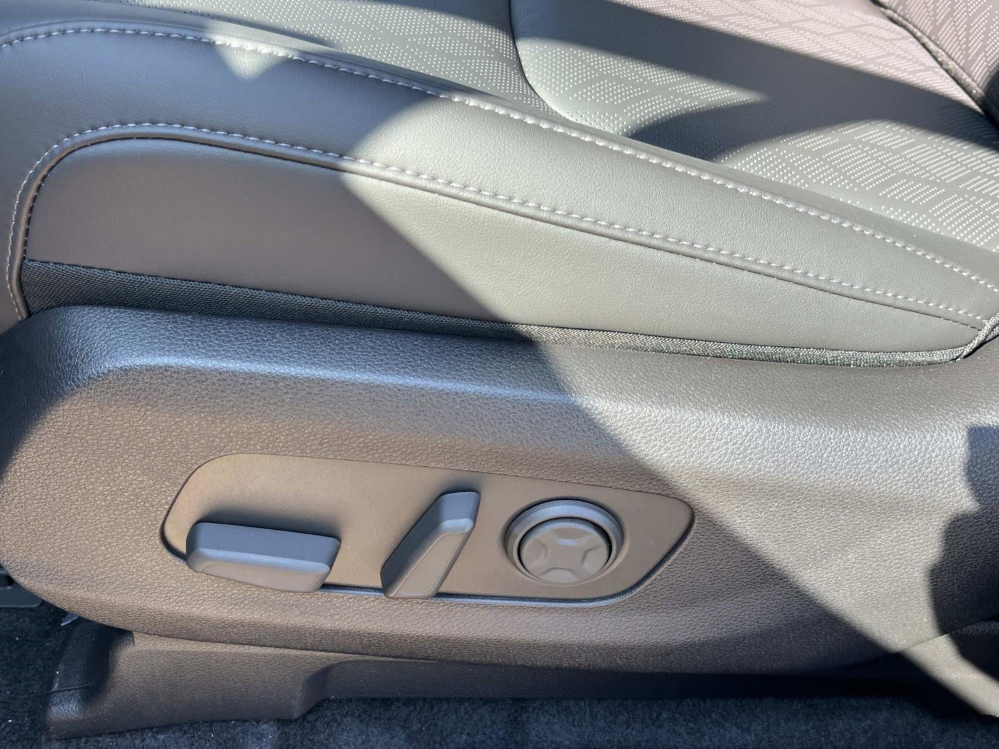New 2026 Ivory Silver Kia EX image 21
