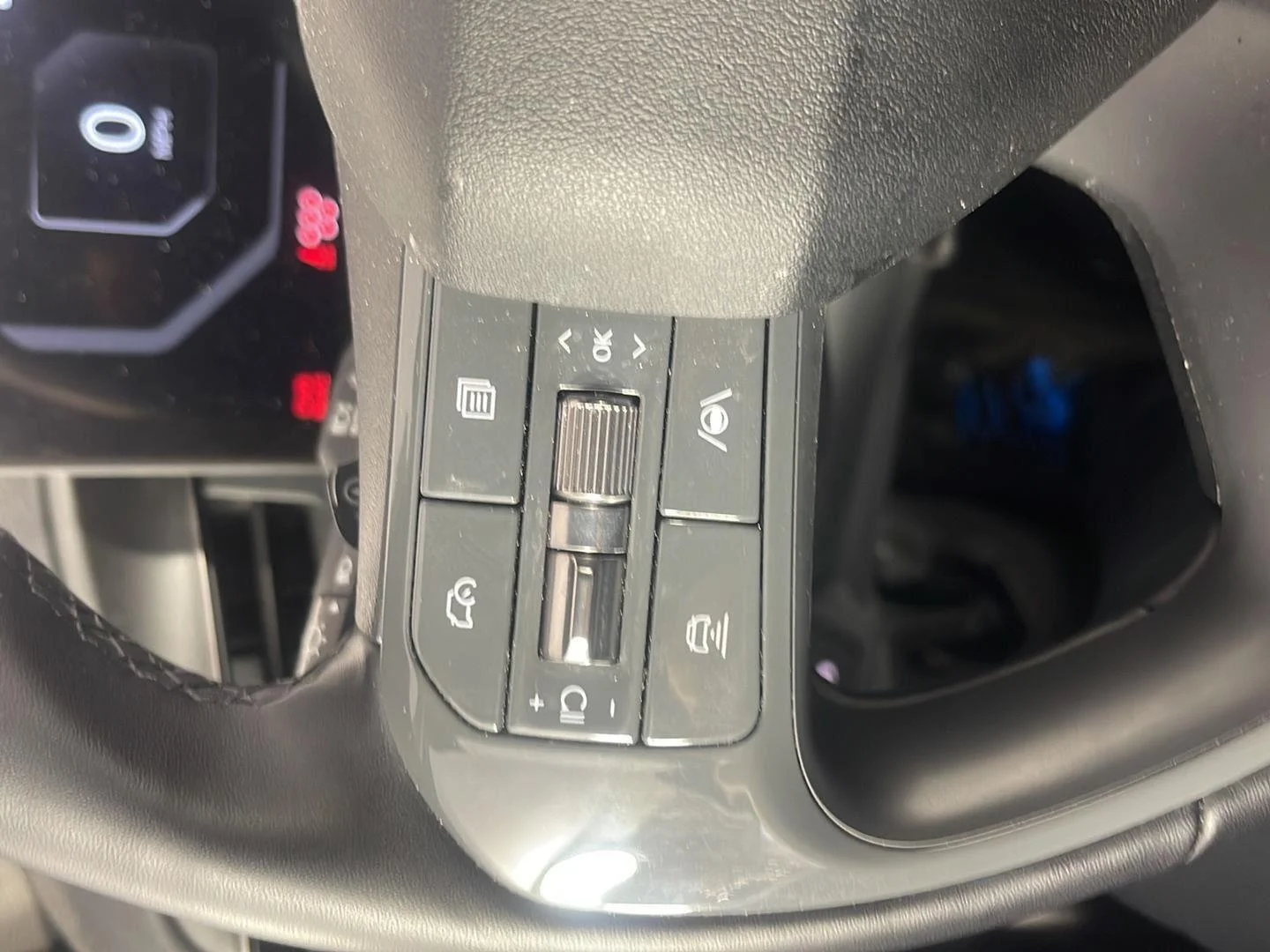 Used 2024 Aurora Black Pearl Kia Wind image 23
