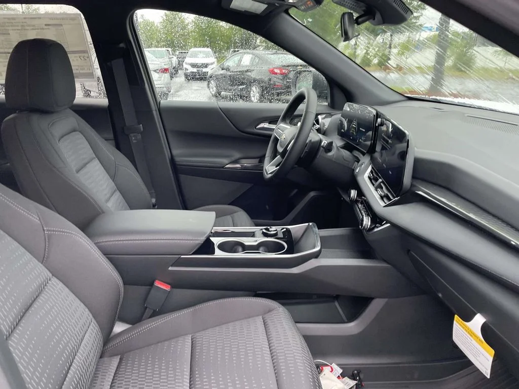 New 2027 Summit White Chevrolet LT image 9