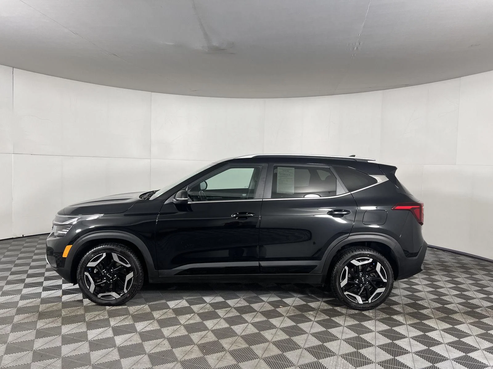 Used 2024 Fusion Black Kia SX image 6