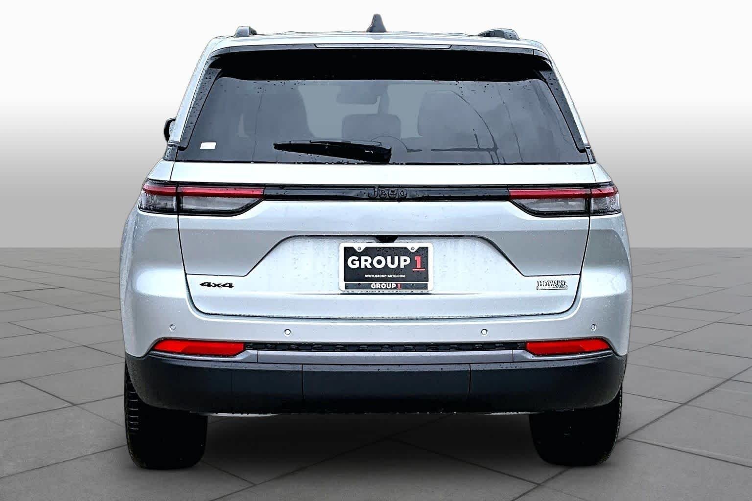 New 2026 Silver Zynith Exterior Paint Jeep Limited image 5