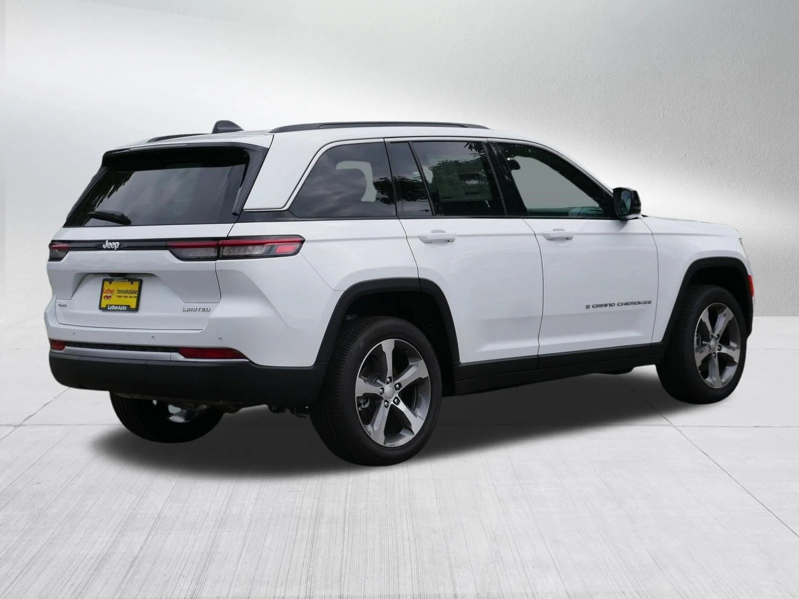 New 2026 Bright White Clear-Coat Exterior Paint Jeep Limited image 7