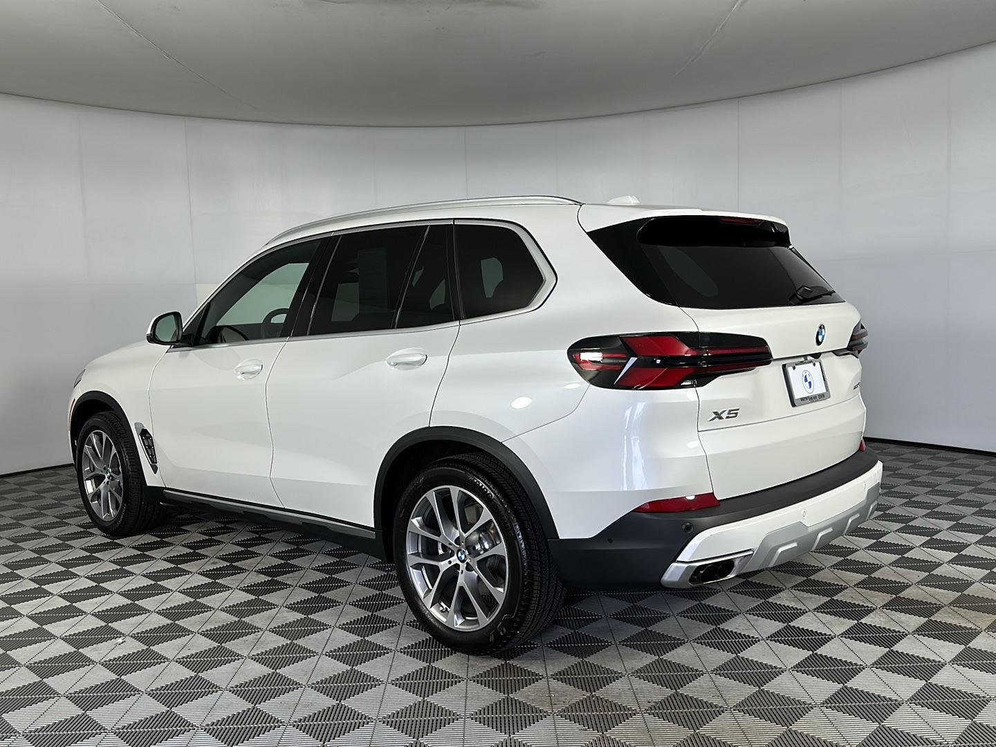 Used 2026 Mineral White Metallic BMW xDrive40i image 23
