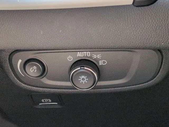 Used 2023 White GMC SLE image 20