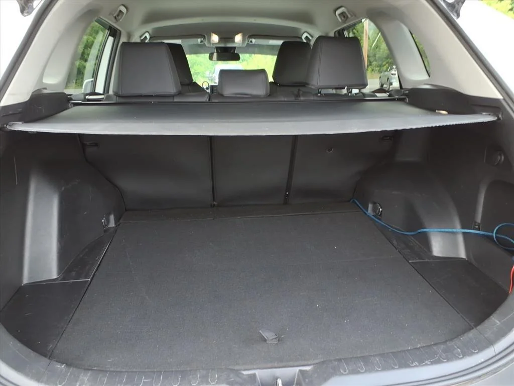 Used 2022 White Toyota XLE image 5
