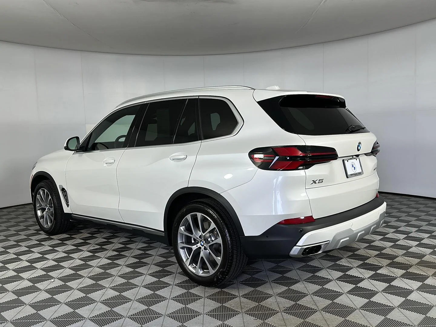 Used 2026 Mineral White Metallic BMW xDrive40i image 23