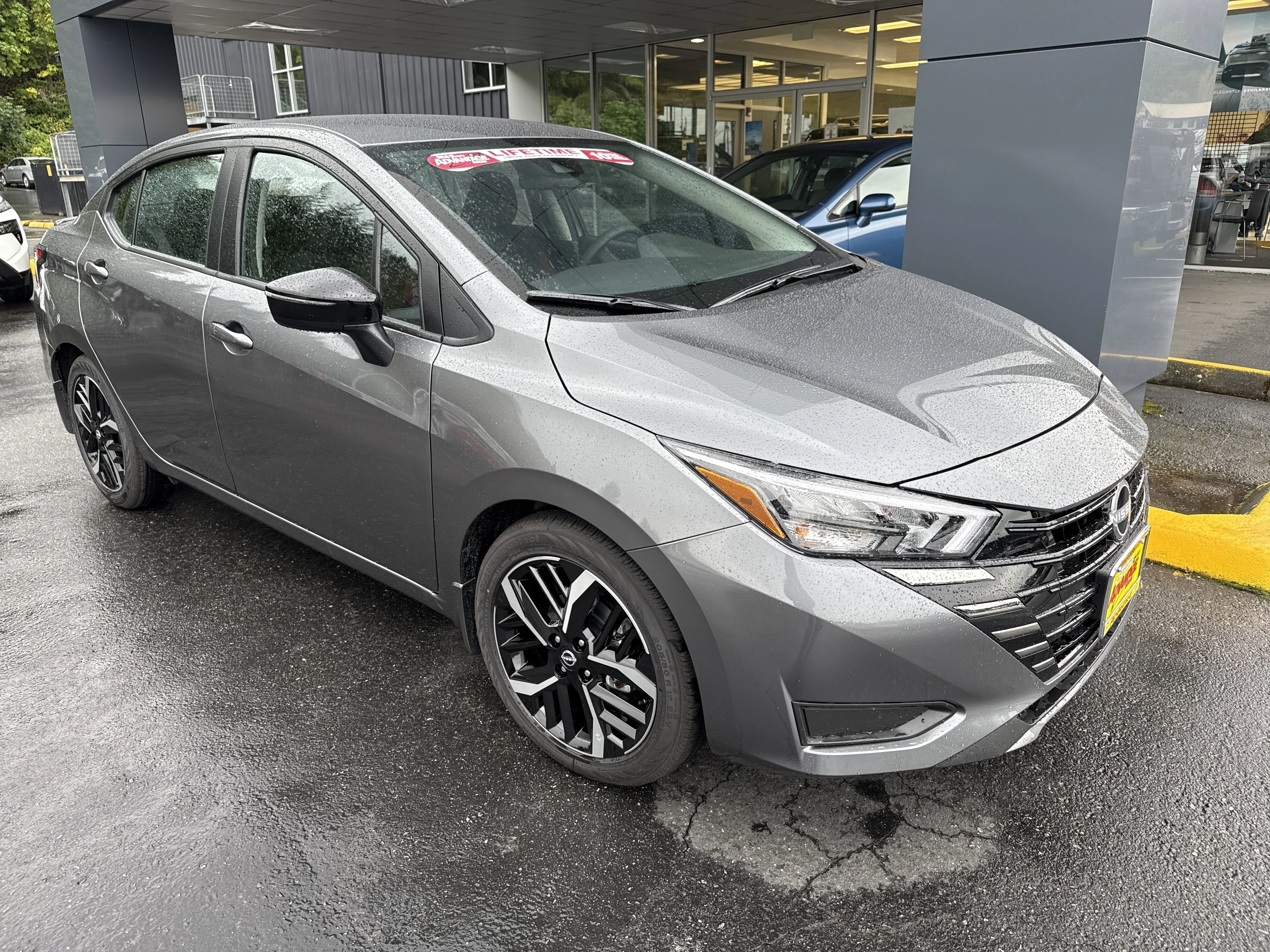 2025 Nissan Versa Sedan SR - Photo 6