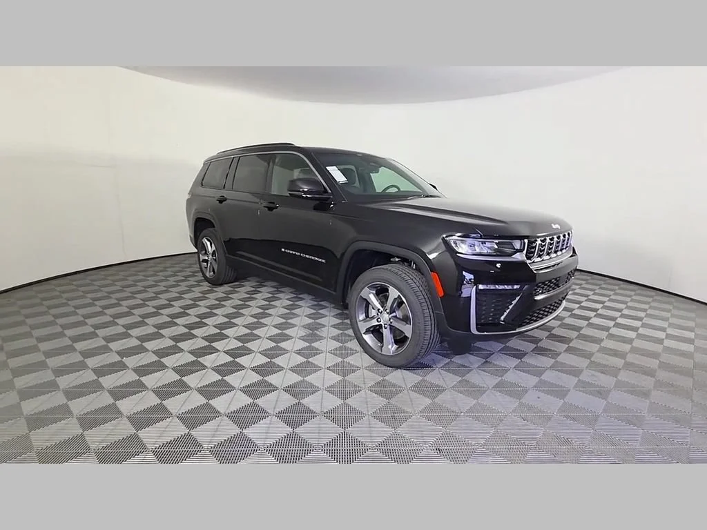 New 2026 Diamond Black Crystal Pearl-Coat Exterior Paint Jeep Limited image 40