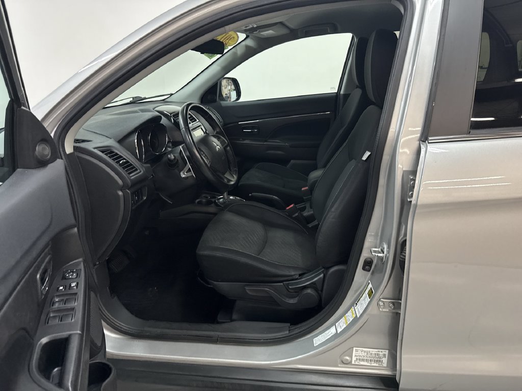 Used 2015 Quick Silver Metallic Mitsubishi SE image 12